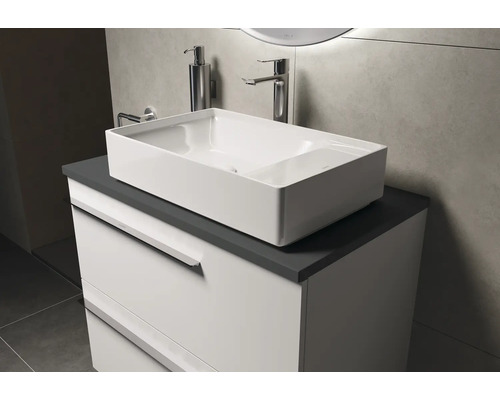 Badezimmerwaschtisch mit Waschbecken, Armatur und Seifenspender