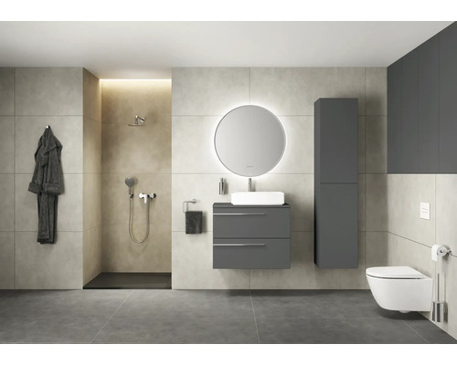 Helles Badezimmer mit Dusche, Waschtisch mit Spiegel, Toilette und grauen Möbeln