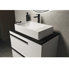 Modernes Badezimmer mit Aufsatzwaschbecken, Waschtischunterschrank, Armatur und Seifenspender