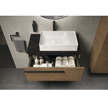 Waschtischunterschrank mit geöffneter Schublade, Waschtisch und Accessoires im Badezimmer