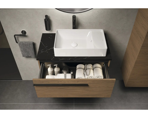 Waschtischunterschrank mit geöffneter Schublade, Waschtisch und Accessoires im Badezimmer