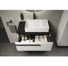 Badezimmer Waschbecken mit offenem Schubladenelement auf Marmorplatte