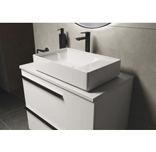 Badezimmer mit Aufsatzwaschbecken, Waschtischunterschrank, Armatur und Seifenspender
