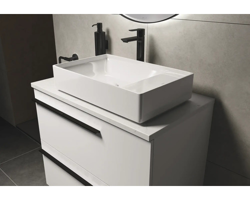 Badezimmer mit Aufsatzwaschbecken, Waschtischunterschrank, Armatur und Seifenspender