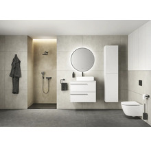 Modernes Badezimmer mit Dusche, Waschtisch, Spiegel, Toilette und Stauraum