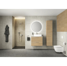 Badezimmer mit Dusche, Waschtisch, Spiegel, Toilette und Bademantel