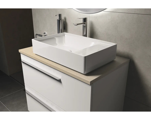 Badezimmer mit Aufsatzwaschbecken, Waschtischunterschrank und Armaturen