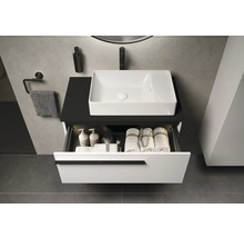 Badezimmer Waschbecken mit offenem Schubladenelement, Handtüchern und Badaccessoires