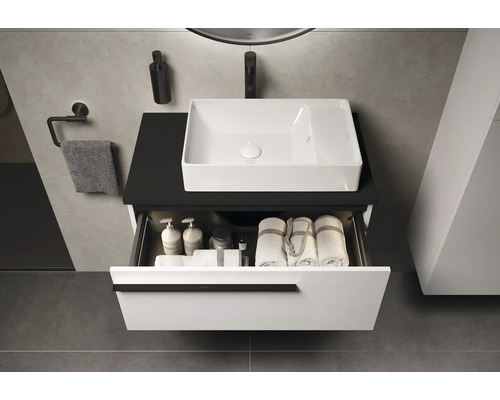 Badezimmer Waschbecken mit offenem Schubladenelement, Handtüchern und Badaccessoires
