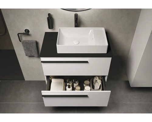 Waschtischunterschrank mit offenem Schubfach, Waschbecken und Badaccessoires