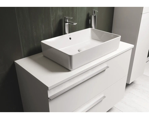 Aufsatzwaschbecken auf einem weißen Waschtisch mit Schubladen im Badezimmer.