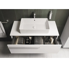 Modernes Badezimmer mit weißem Aufsatzwaschbecken auf Unterschrank mit Schublade