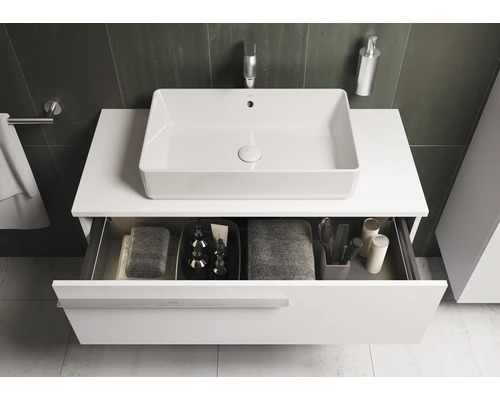 Modernes Badezimmer mit weißem Aufsatzwaschbecken auf Unterschrank mit Schublade