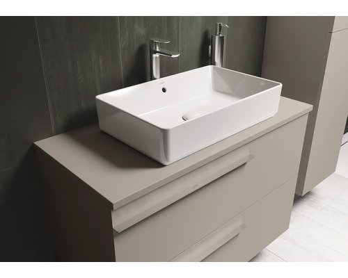 Waschtischunterschrank mit Aufsatzwaschbecken, Armatur und Seifenspender im Badezimmer.