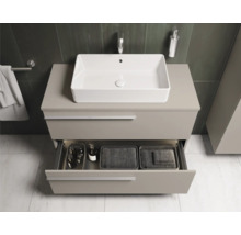 Modernes Badezimmer mit Waschbecken und offenem Schubladenelement