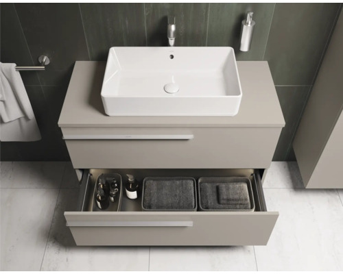 Modernes Badezimmer mit Waschbecken und offenem Schubladenelement