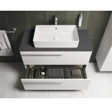Badezimmer mit Waschbecken, Unterschrank mit Schublade und Badutensilien