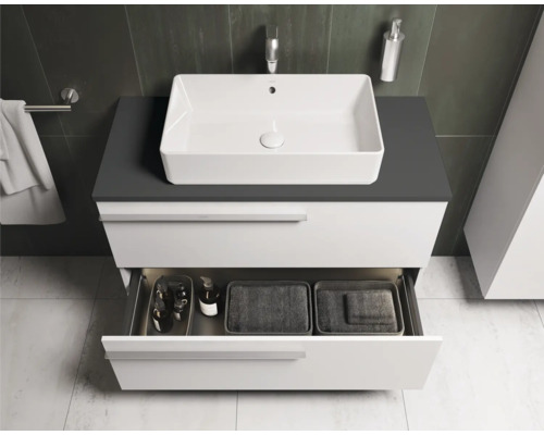 Badezimmer mit Waschbecken, Unterschrank mit Schublade und Badutensilien