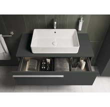 Modernes Badezimmer mit Waschbecken, Unterschrank und offenem Schubladenfach zur Aufbewahrung von Handtüchern und Pflegeprodukten