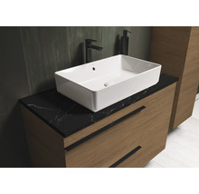 Modernes Badezimmer mit Aufsatzwaschbecken auf einem Waschtischunterschrank mit Schubladen und schwarzer Arbeitsplatte