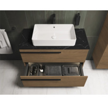 Modernes Badezimmer mit Waschtischunterschrank, Aufsatzwaschbecken und offener Schublade.