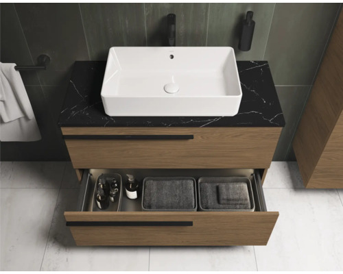 Modernes Badezimmer mit Waschtischunterschrank, Aufsatzwaschbecken und offener Schublade.