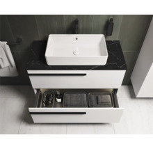 Badezimmer mit Waschbecken, Unterschrank und geöffneter Schublade