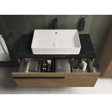 Badezimmer mit Waschbecken, Waschtisch und offenem Schubladenelement