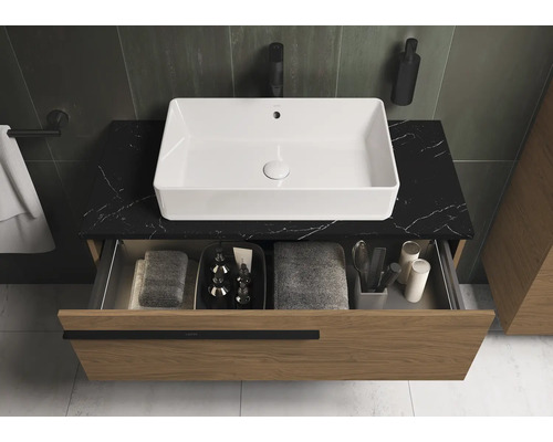 Badezimmer mit Waschbecken, Waschtisch und offenem Schubladenelement