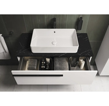 Modernes Badezimmer mit Aufsatzwaschbecken, schwarzer Marmorplatte und offenem Schubladenelement