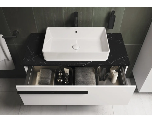 Modernes Badezimmer mit Aufsatzwaschbecken, schwarzer Marmorplatte und offenem Schubladenelement