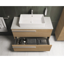 Modernes Badezimmer mit Waschtischunterschrank, Aufsatzwaschbecken und offenem Schubladeneinsatz.