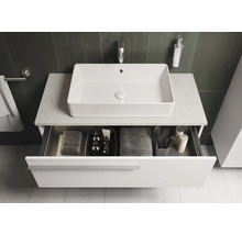 Waschtisch mit offenem Auszug und rechteckigem Aufsatzwaschbecken im modernen Badezimmer