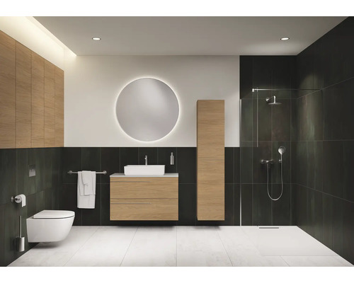 Badezimmer mit Waschtisch, Spiegel, Toilette und Dusche