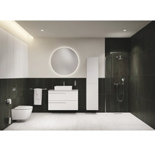 Modernes Badezimmer mit Toilette, Waschtisch, Spiegel, Hochschrank und Dusche