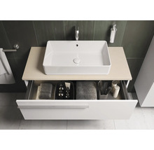 Modernes Badezimmer mit Aufsatzwaschbecken und offenem Schubladenelement