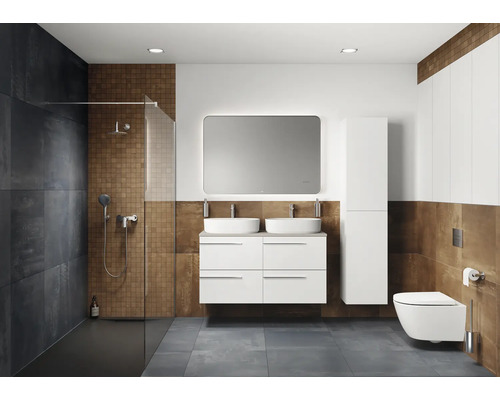 Modernes Badezimmer mit Dusche, Waschtisch mit zwei Waschbecken, Spiegel, Hochschrank und Toilette.