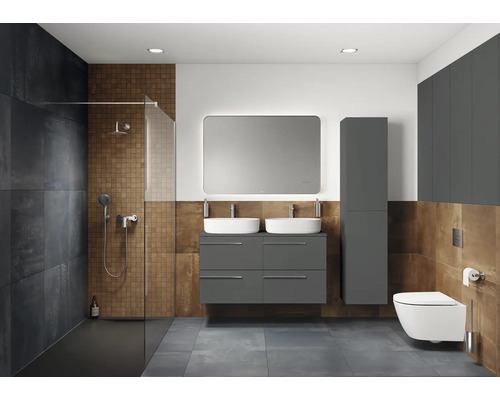 Modernes Badezimmer mit Dusche, Doppelwaschtisch, Spiegel, Toilette und grauen Möbeln