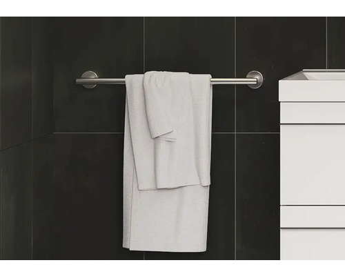 Handtuchhalter mit Handtuch und Waschbecken im Badezimmer