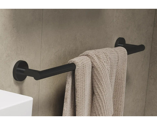 Schwarzer Handtuchhalter mit Handtuch an der Wand