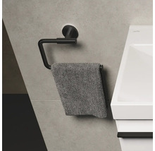 Schwarzer Handtuchhalter mit Handtuch im Badezimmer