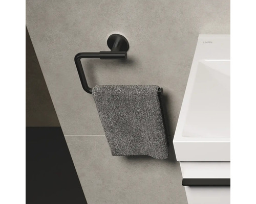 Schwarzer Handtuchhalter mit Handtuch im Badezimmer