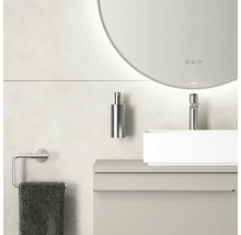 Modernes Badezimmer-Interieur mit rundem Spiegel, Waschbecken, Armatur, Seifenspender und Handtuchhalter