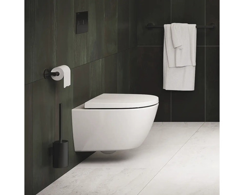 Modernes Badezimmer mit wandhängendem WC, Toilettenpapierhalter, WC-Bürste und Handtuchhalter