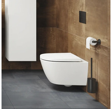 Modernes Badezimmer mit wandhängendem WC, Spülkasten, Toilettenpapierhalter und WC-Bürste