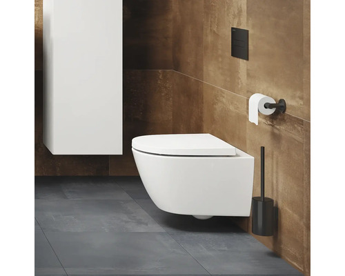 Modernes Badezimmer mit wandhängendem WC, Spülkasten, Toilettenpapierhalter und WC-Bürste