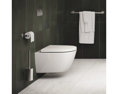 Modernes Badezimmer mit wandhängendem WC, Toilettenpapierhalter, Handtuchhalter und WC-Bürste