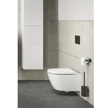 Modernes Badezimmer mit wandhängendem WC, Spülkasten und WC-Bürstenhalter