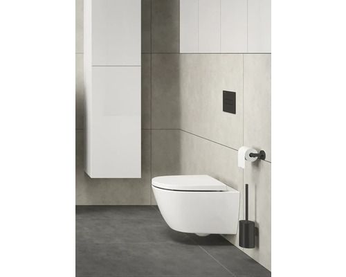 Modernes Badezimmer mit wandhängendem WC, Spülkasten und WC-Bürstenhalter