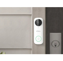 Imou Video-Türsprechanlage an einer Wand montiert, mit integrierter Kamera und Klingeltaste mit Leuchtring.
